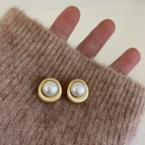 Retro Simple Elegant Metal Pearl Stud Earrings - Image 3