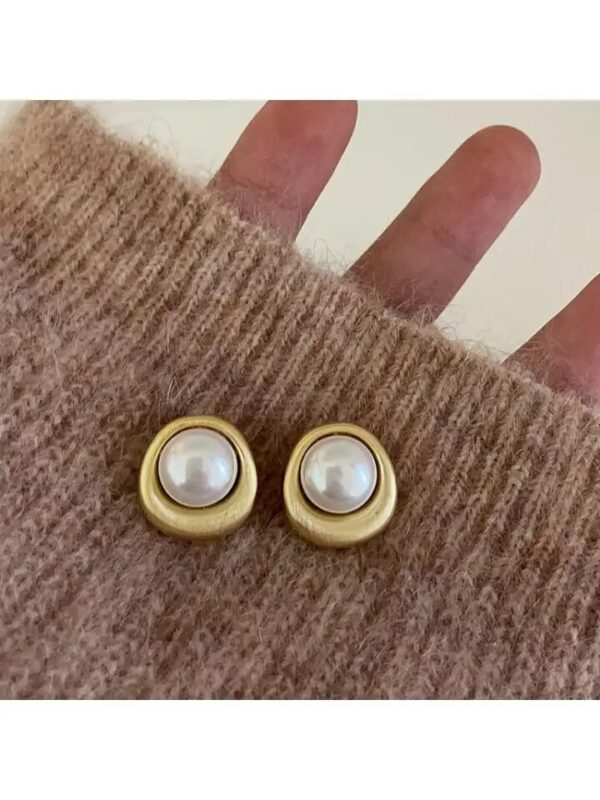 Retro Simple Elegant Metal Pearl Stud Earrings - Image 2