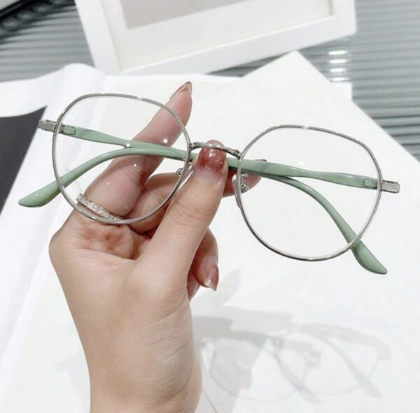 Vintage Round Frame Simple Design Clear Eyeglasses - Image 3