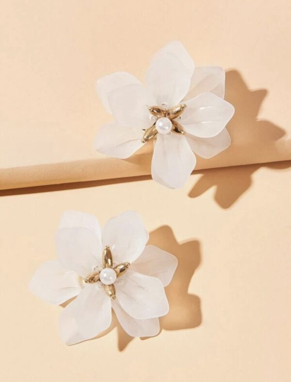 Belle Faux Pearl Decor Flower Earrings - Image 2